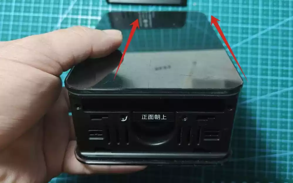 003-向下推动盖板就可以取下盖板.webp